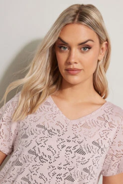 YOURS - Top Rose Poudré Broderie Anglaise Manches Courtes 10 YOURS - Top Rose Poudré Broderie Anglaise Manches Courtes -Evans Boutique aa4c651e aa6a 42 304090 D