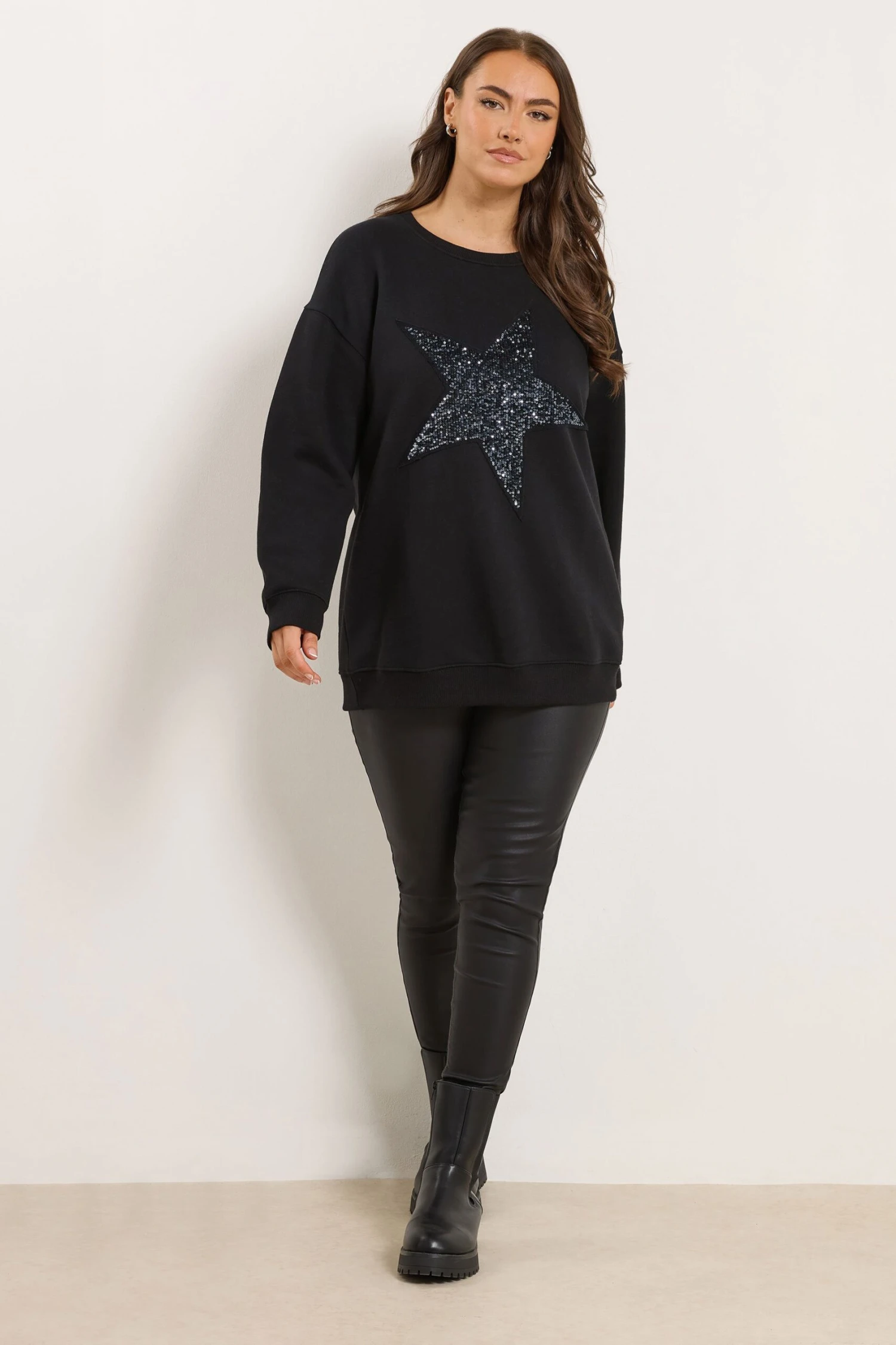 YOURS Curve Sweat-shirt Noir à étoiles Orné De Sequins 4 YOURS Curve Sweat-shirt Noir à étoiles Orné De Sequins – Image 2