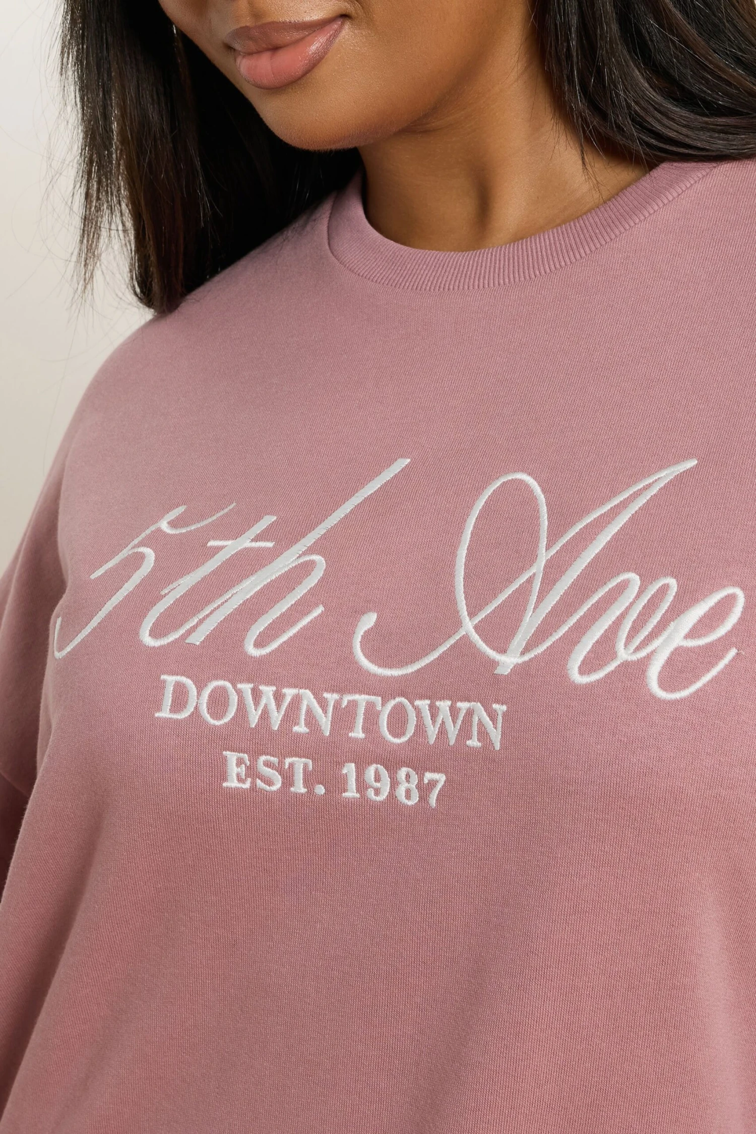 YOURS Curve Sweat-shirt Brodé Rose « 5th Ave » 6 YOURS Curve Sweat-shirt Brodé Rose « 5th Ave » – Image 4