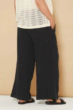 YOURS - Pantalon Coupe Wide Leg Noir Plissé à Poches 9 YOURS - Pantalon Coupe Wide Leg Noir Plissé à Poches -Evans Boutique afc01ee6 2f8e 43 310118 C