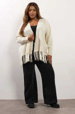 YOURS Curve Cardigan à Ourlet à Franges Blanc Ivoire 8 YOURS Curve Cardigan à Ourlet à Franges Blanc Ivoire -Evans Boutique afdd4a16 6429 43 280682 B