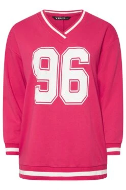 YOURS - Sweatshirt Varsity Rose Bonbon '96' 11 YOURS - Sweatshirt Varsity Rose Bonbon '96' -Evans Boutique b025038c c50a 4d 303755 X