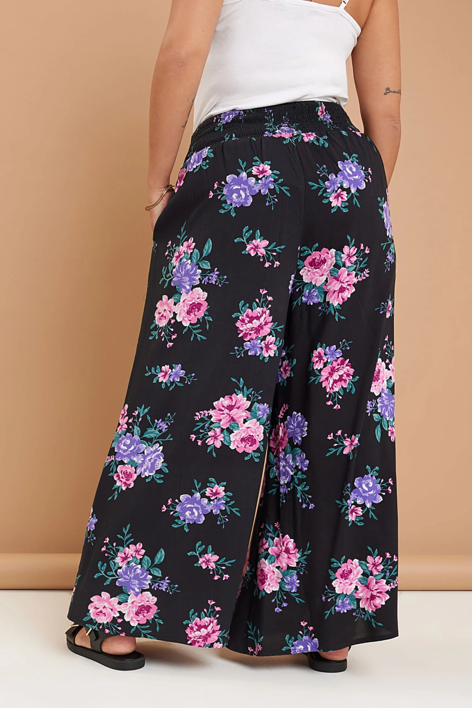 YOURS - Pantalon Plissé Wide Leg Noir & Rose Floral 5 YOURS - Pantalon Plissé Wide Leg Noir & Rose Floral – Image 3