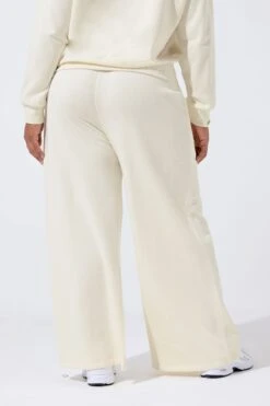 LIMITED COLLECTION Pantalon De Jogging à Jambe Large Curve Cream « New York » 9 LIMITED COLLECTION Pantalon De Jogging à Jambe Large Curve Cream « New York » -Evans Boutique b387518b 5ae6 44 216860 C