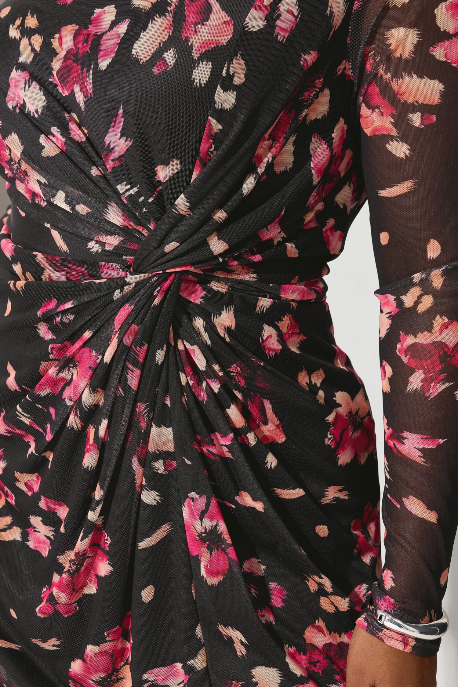 YOURS LONDON Curve Robe Longue Noire En Maille Fleurie Avec Nœud Latéral 6 YOURS LONDON Curve Robe Longue Noire En Maille Fleurie Avec Nœud Latéral – Image 4