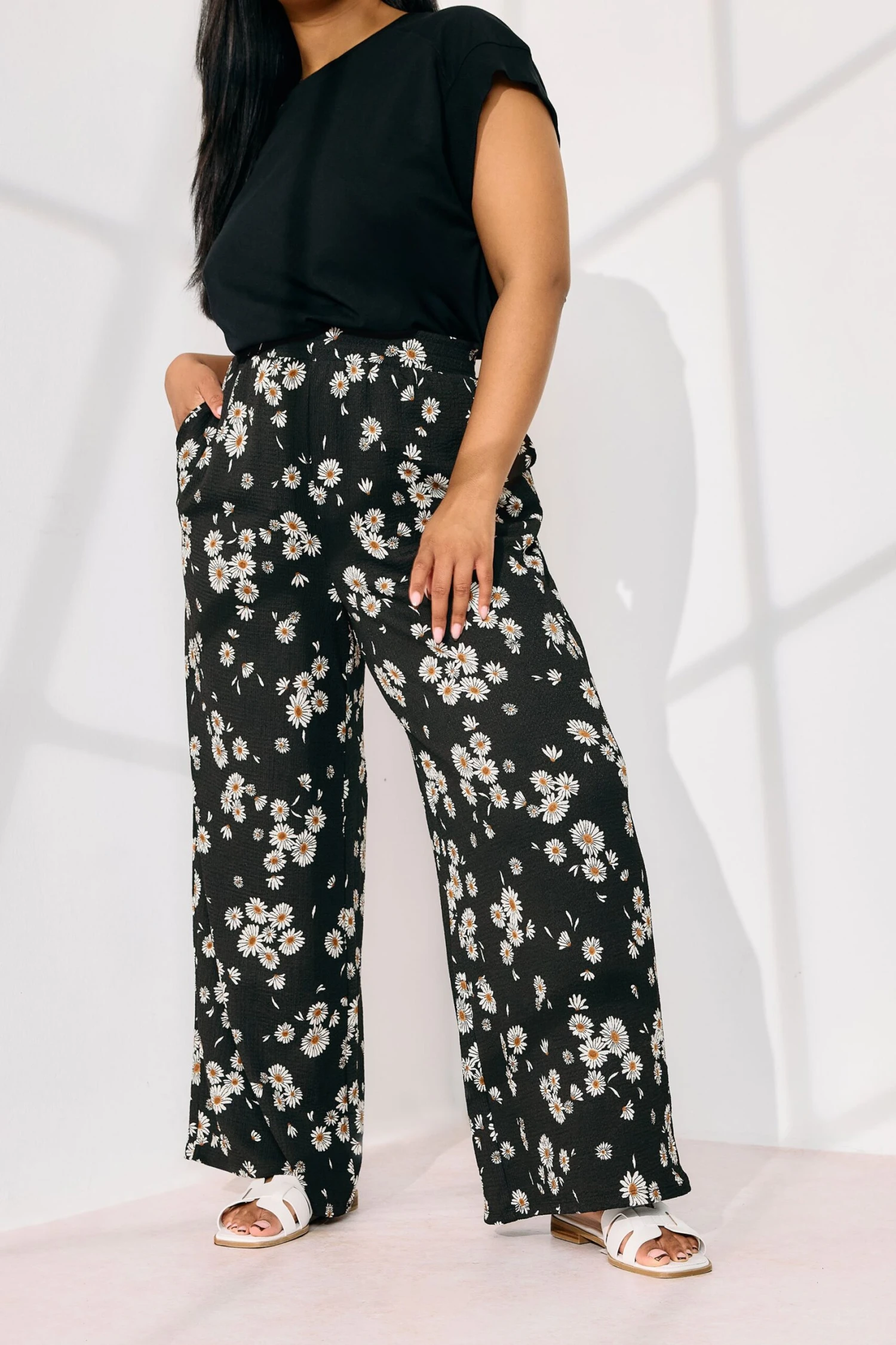 YOURS - Pantalon Noir En Wide Leg Design Pâquerettes 4 YOURS - Pantalon Noir En Wide Leg Design Pâquerettes – Image 2