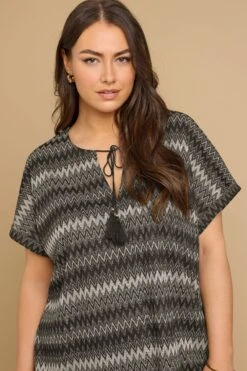 YOURS - Top Noir Zig Zag Effet Métallique Manches Courtes 13 YOURS - Top Noir Zig Zag Effet Métallique Manches Courtes -Evans Boutique b82b9e42 1367 45 322493 D