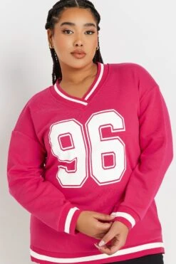 YOURS - Sweatshirt Varsity Rose Bonbon '96' 10 YOURS - Sweatshirt Varsity Rose Bonbon '96' -Evans Boutique b85a9821 66d5 42 303755 D