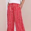YOURS Curve Pantalon Large à Rayures Texturées Rouges -Evans Boutique b8c186ed 5c93 46 310266 A