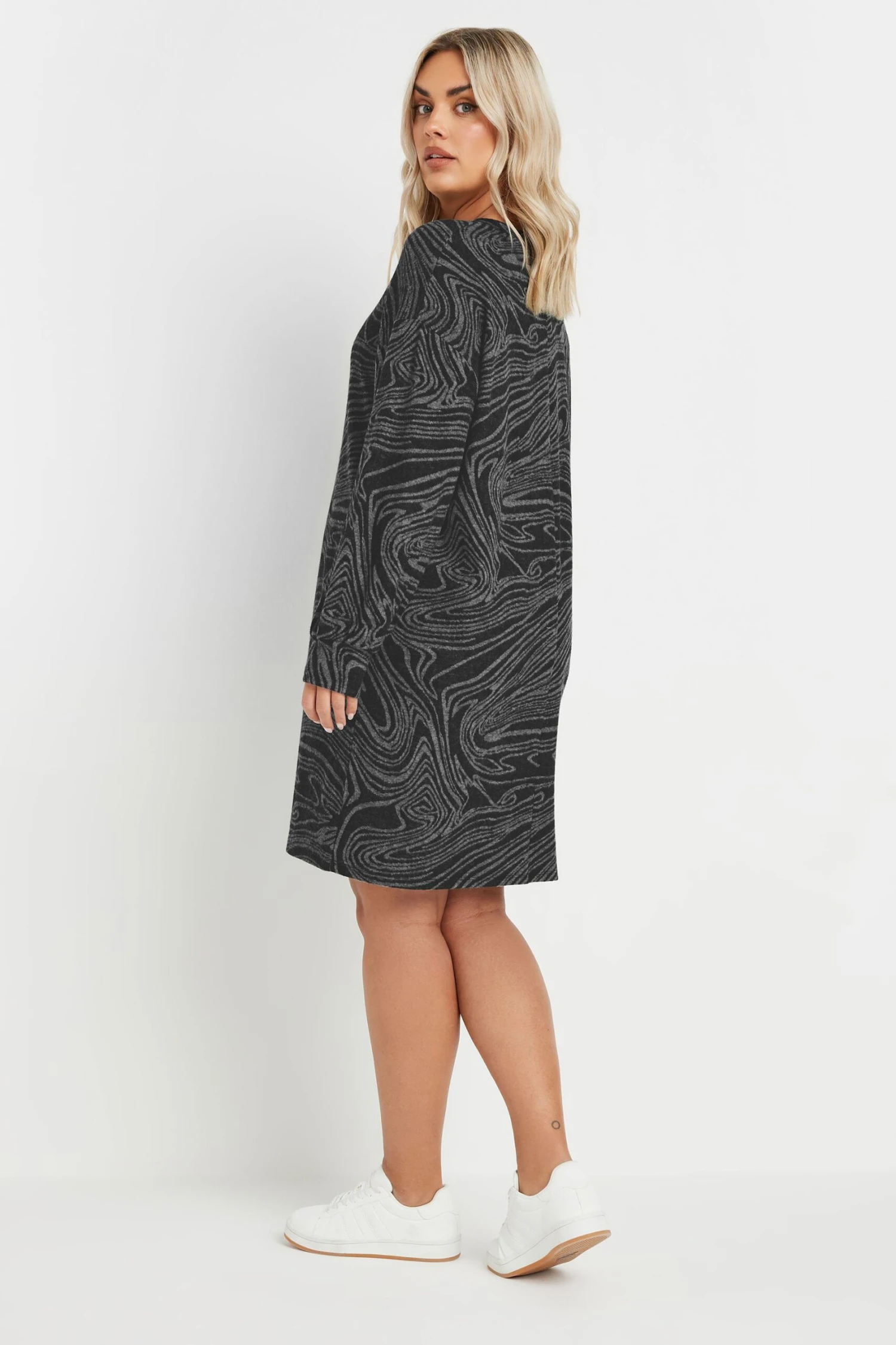 YOURS Curve Robe Pull Noire Douce Au Toucher à Imprimé Abstrait 5 YOURS Curve Robe Pull Noire Douce Au Toucher à Imprimé Abstrait – Image 3