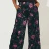 YOURS Curve Pantalon Large En Velours Noir à Fleurs 2 YOURS Curve Pantalon Large En Velours Noir à Fleurs -Evans Boutique b90f3c52 d51d 4f 310203 A
