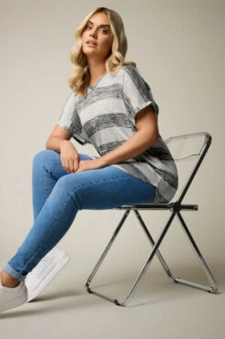 YOURS - Top Gris à Rayures Manches Courtes 9 YOURS - Top Gris à Rayures Manches Courtes -Evans Boutique b9da8973 3db3 41 303993 A