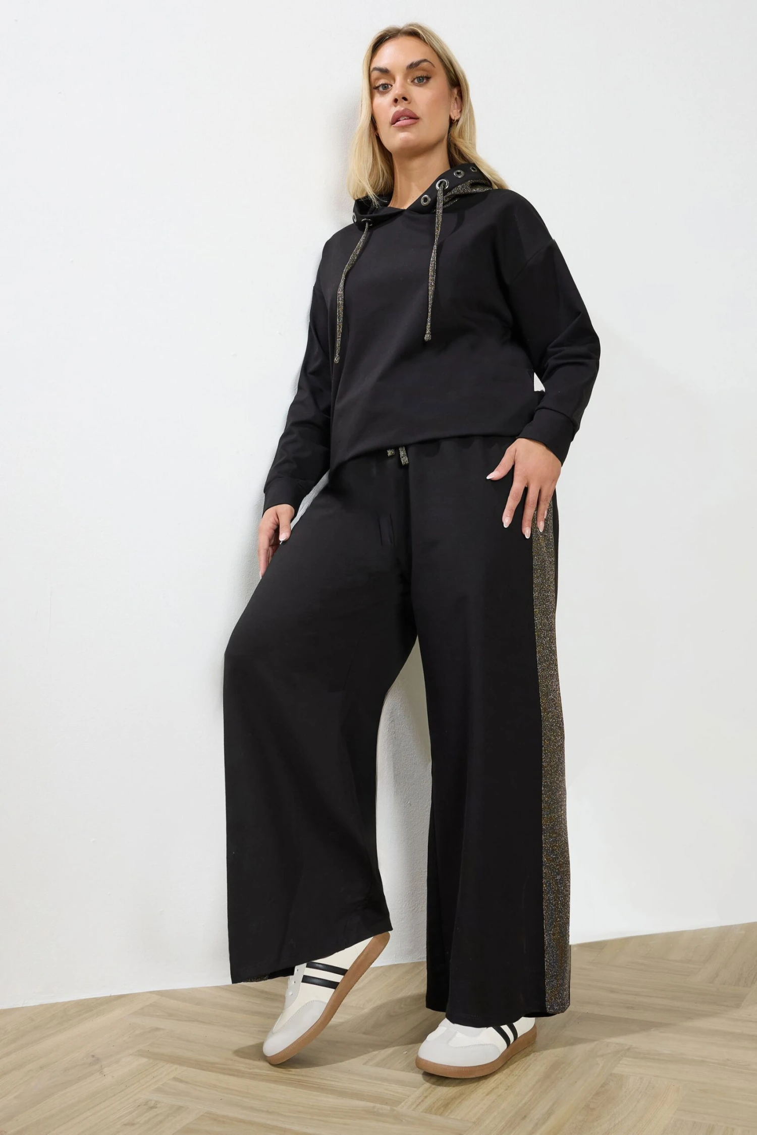 YOURS Curve Pantalon De Jogging Large à Rayures Latérales Noires Scintillantes 4 YOURS Curve Pantalon De Jogging Large à Rayures Latérales Noires Scintillantes – Image 2