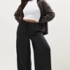 YOURS Curve Pantalon Large En Satin Noir 1 YOURS Curve Pantalon Large En Satin Noir -Evans Boutique bb62225e 7bd1 41 310309 A
