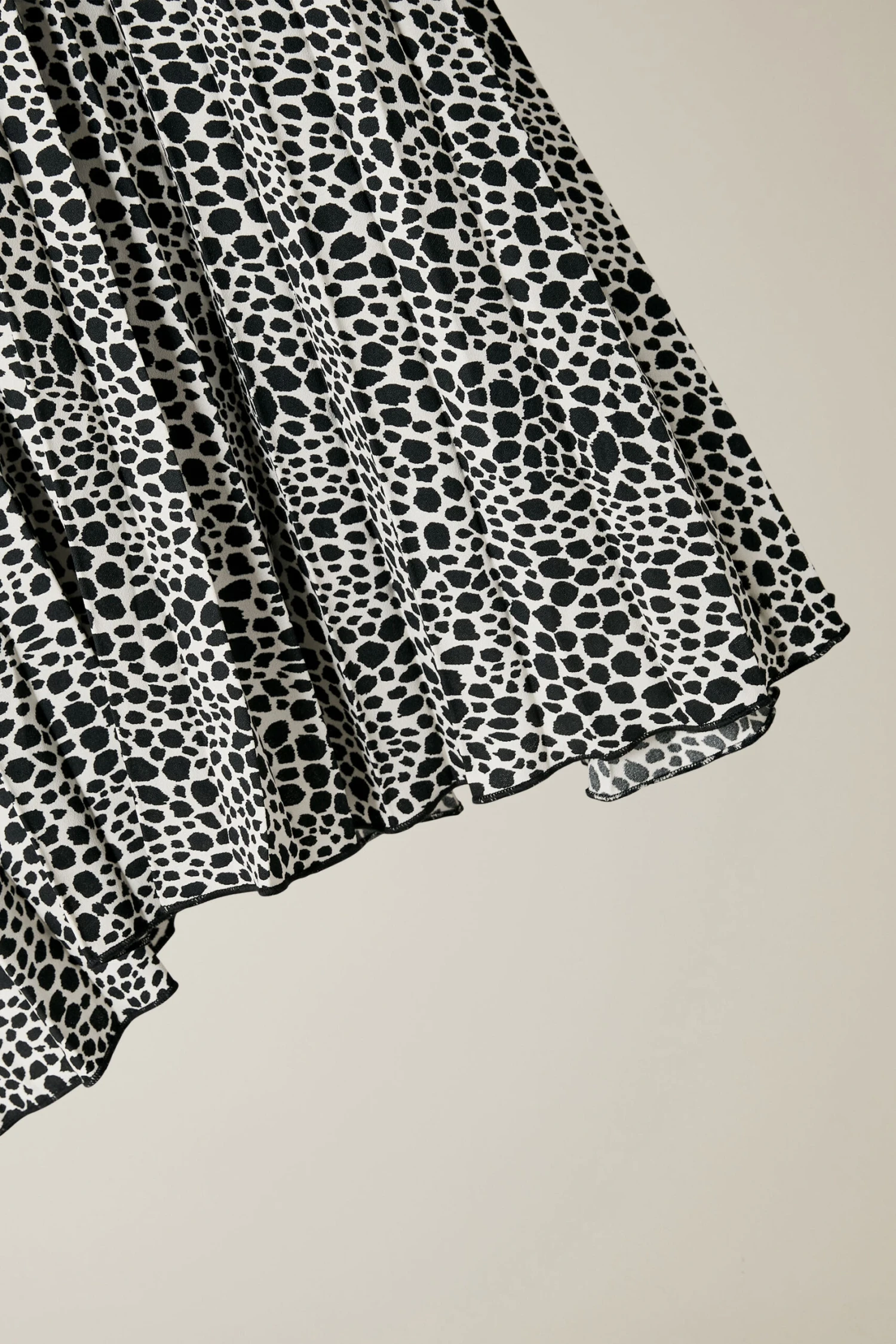 EVANS Curve Black & White Spot Print Pleated Skirt 9 EVANS Curve Black & White Spot Print Pleated Skirt – Image 7