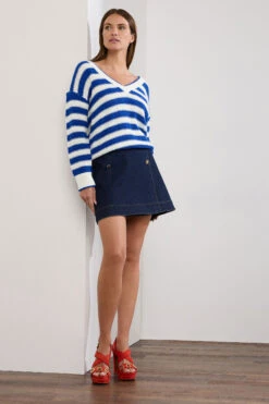 STAR Blue Knitted Stripe V-Neckline Jumper -Evans Boutique bc0532f3 fadb 4b 110741 C
