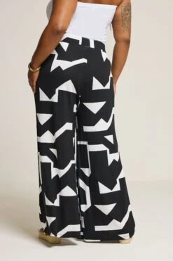 YOURS Curve Pantalon Large Abstrait Noir Et Blanc 11 YOURS Curve Pantalon Large Abstrait Noir Et Blanc -Evans Boutique bc1307a9 22d2 44 304089 C