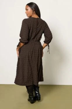 YOURS - Robe Mi-longue Texturée à Carreaux Marron Chocolat 10 YOURS - Robe Mi-longue Texturée à Carreaux Marron Chocolat -Evans Boutique bc386bf9 38dd 41 270233 C