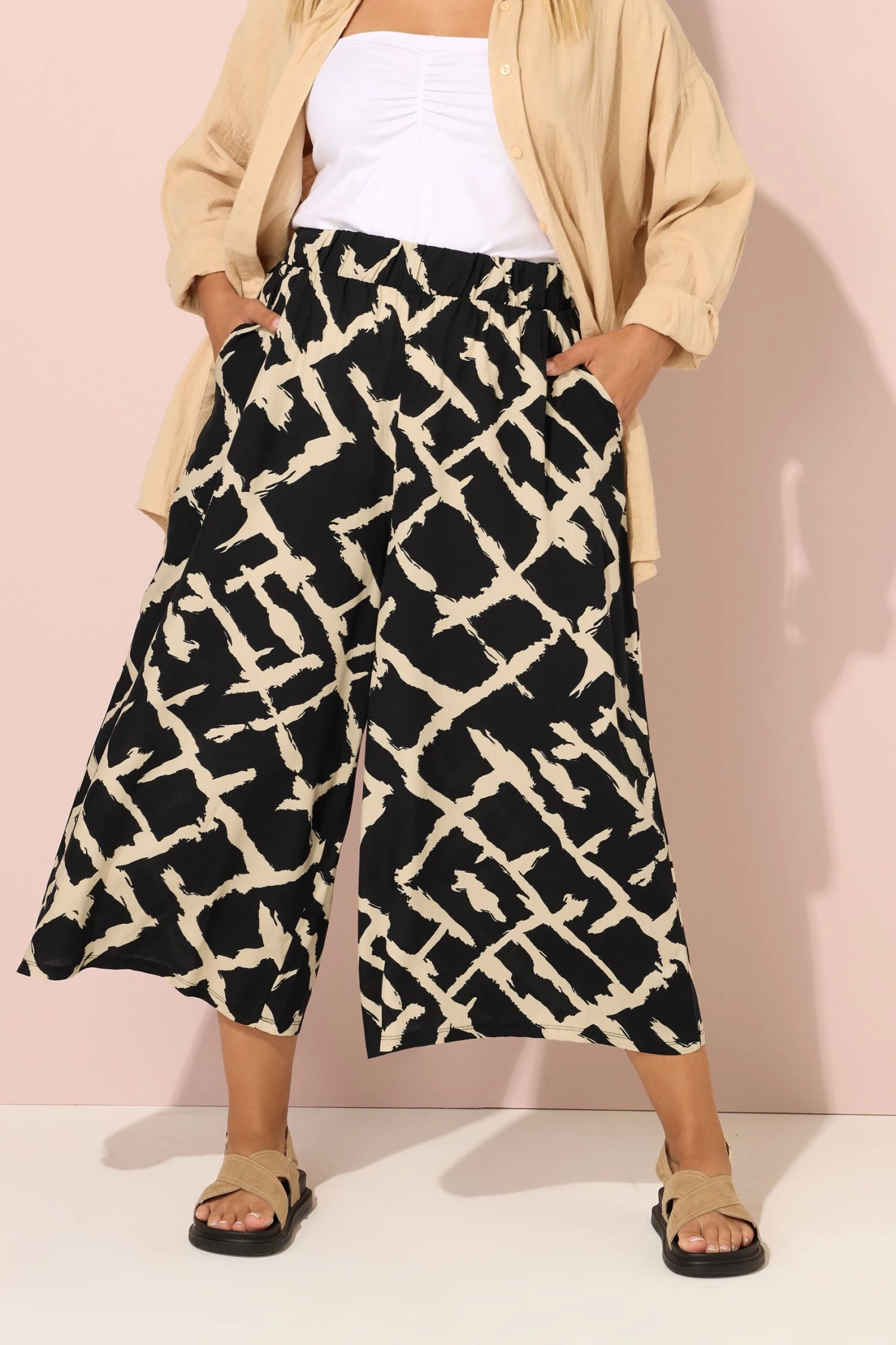 YOURS Curve Pantalon Large Court Noir Abstrait YOURS Curve 3 YOURS Curve Pantalon Large Court Noir Abstrait YOURS Curve