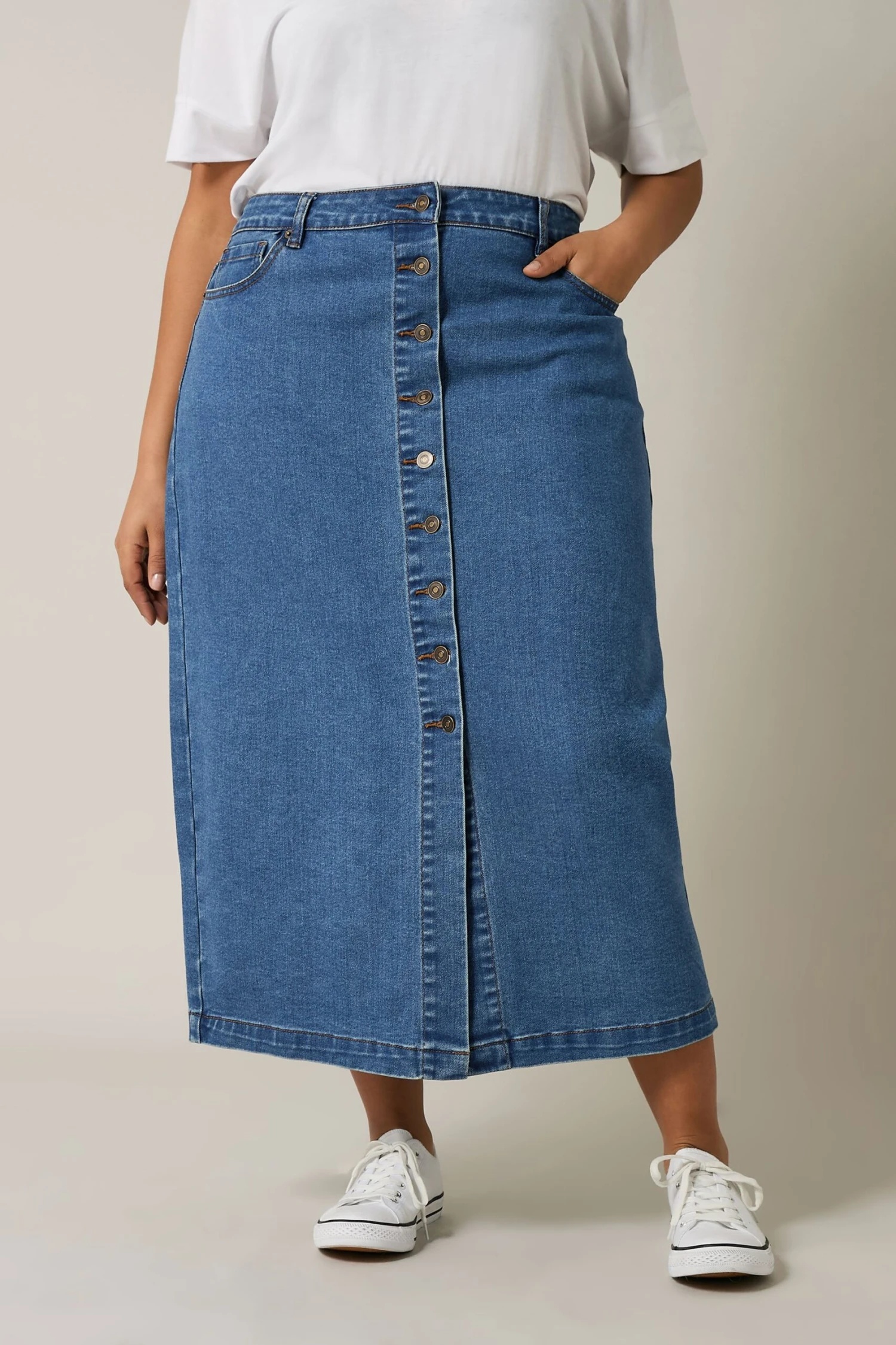 EVANS Curve Blue Button Through Denim Maxi Skirt 4 EVANS Curve Blue Button Through Denim Maxi Skirt – Image 2