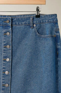 EVANS Curve Blue Button Through Denim Maxi Skirt 15 EVANS Curve Blue Button Through Denim Maxi Skirt -Evans Boutique bdd631e4 8258 4e 615846 P1