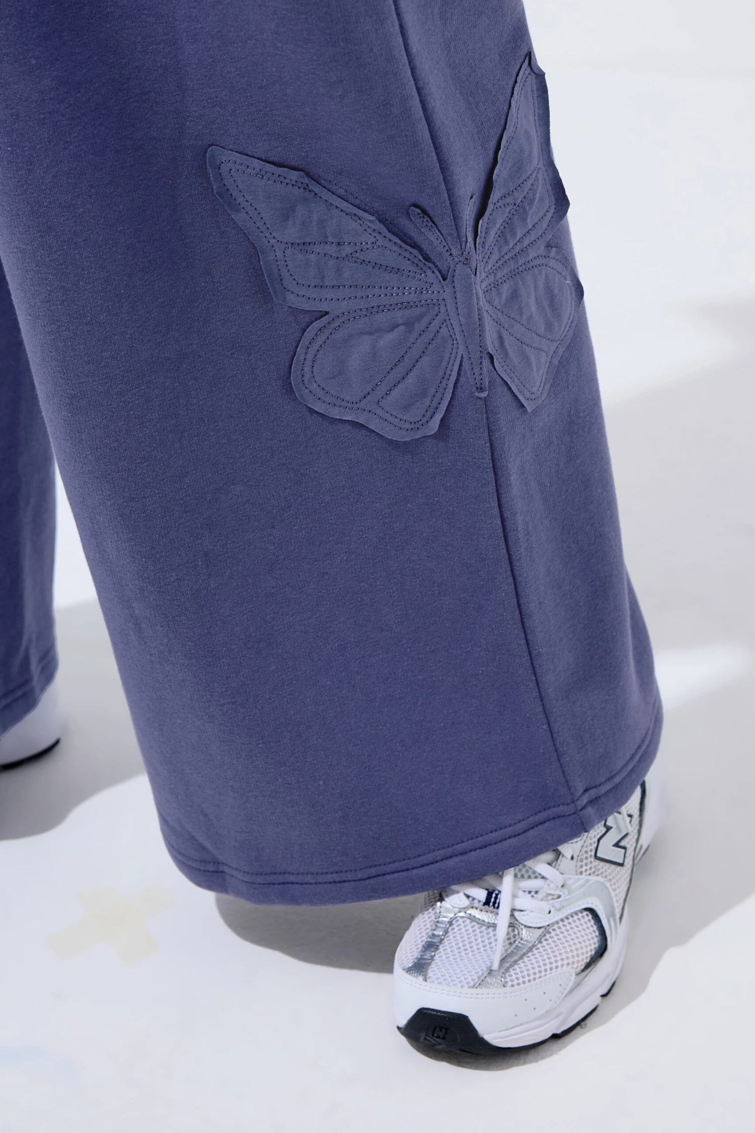 LIMITED COLLECTION Curve Pantalon De Jogging Large à Motif Papillon Brodé Violet 6 LIMITED COLLECTION Curve Pantalon De Jogging Large à Motif Papillon Brodé Violet – Image 4