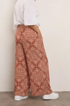 YOURS - Pantalon Large Froissé à Motif Cachemire Marron Rouille 9 YOURS - Pantalon Large Froissé à Motif Cachemire Marron Rouille -Evans Boutique bee2e6fc 3b01 41 310293 C