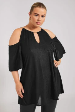 YOURS LONDON - Top Noir Métallique Épaules Ajourées Volantées