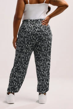 YOURS Curve Pantalon Sarouel à Revers En Ikat Noir -Evans Boutique bf8b7c3c df50 47 304258 C