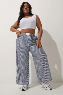 LIMITED COLLECTION - Pantalon Effet Boxer Bleu Marine à Rayures 10 LIMITED COLLECTION - Pantalon Effet Boxer Bleu Marine à Rayures -Evans Boutique c1e80fcb d86e 4a 216478 B1