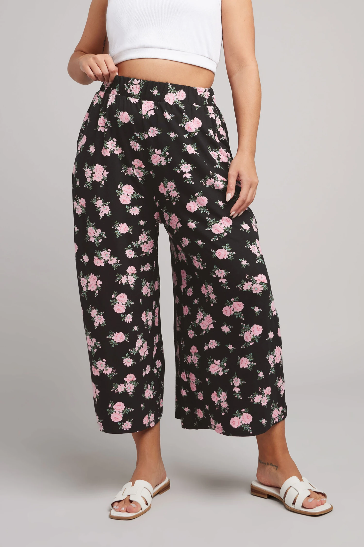 YOURS - Pantalon Jupe-Culotte Noir Floral Midaxi 4 YOURS - Pantalon Jupe-Culotte Noir Floral Midaxi – Image 2