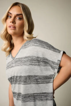 YOURS - Top Gris à Rayures Manches Courtes 12 YOURS - Top Gris à Rayures Manches Courtes -Evans Boutique c1f7cfa7 c5bf 44 303993 E