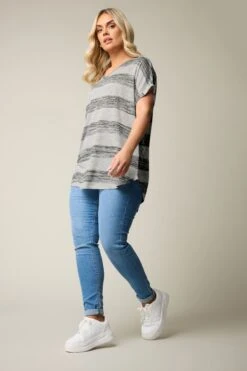 YOURS - Top Gris à Rayures Manches Courtes 10 YOURS - Top Gris à Rayures Manches Courtes -Evans Boutique c20bb8ab 0719 47 303993 C