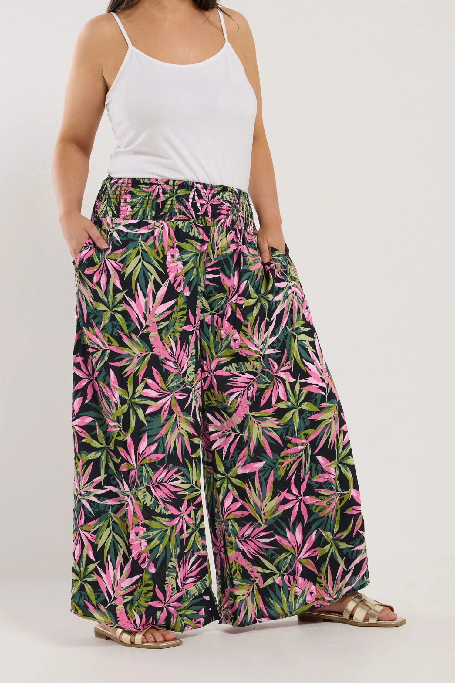 YOURS - Pantalon Plissé Wide Leg Noir & Rose Tropical 4 YOURS - Pantalon Plissé Wide Leg Noir & Rose Tropical – Image 2