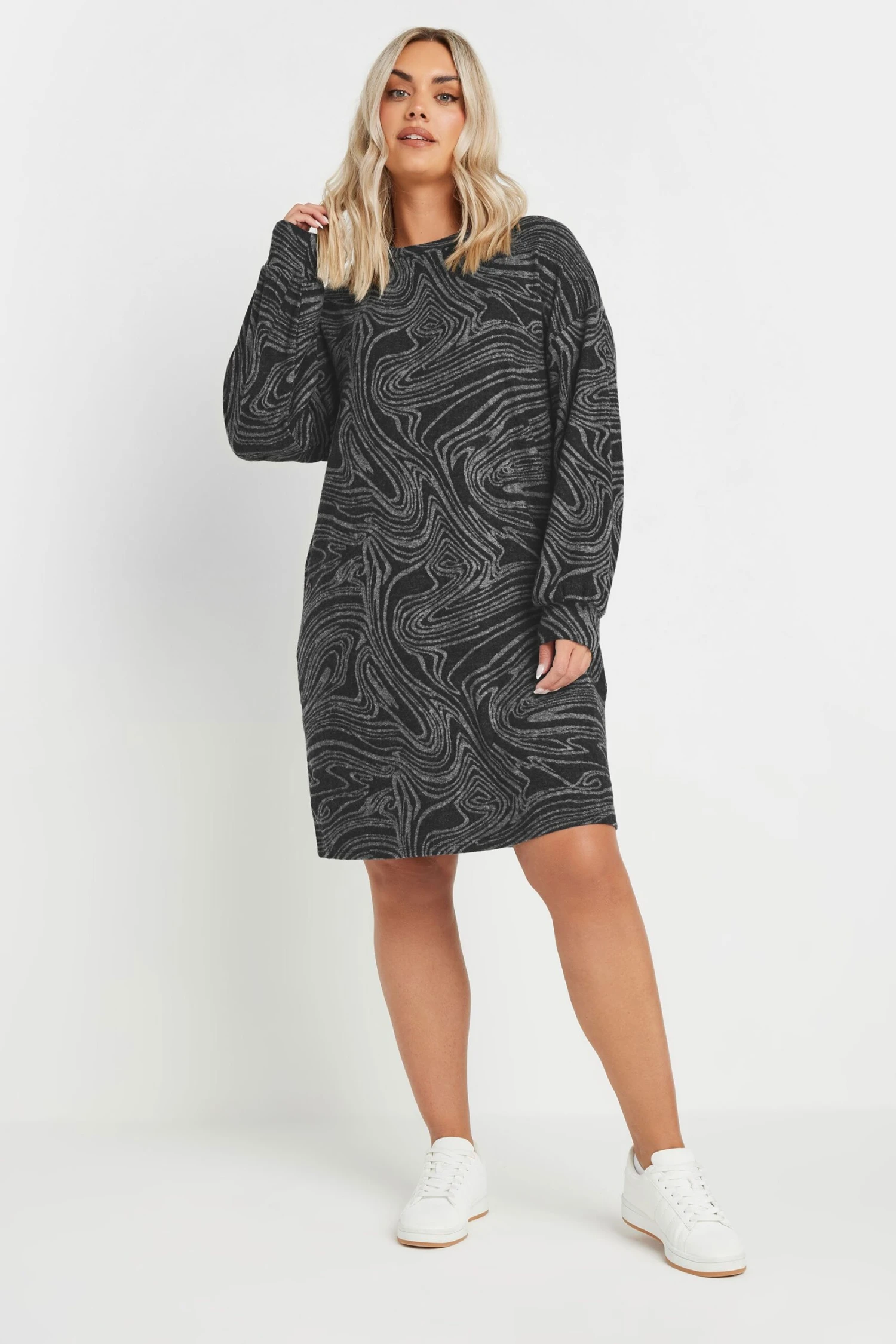 YOURS Curve Robe Pull Noire Douce Au Toucher à Imprimé Abstrait 4 YOURS Curve Robe Pull Noire Douce Au Toucher à Imprimé Abstrait – Image 2