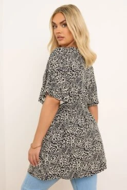 YOURS - Top Noir Cache-Coeur Design Floral Volanté -Evans Boutique c6b61e29 0a95 40 304015 C