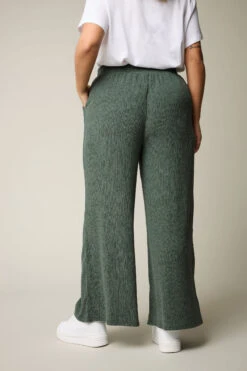 YOURS - Pantalon Wide Leg Vert Kaki Texturé à Poches -Evans Boutique c70f7d9f 4ac7 4b 304010 B