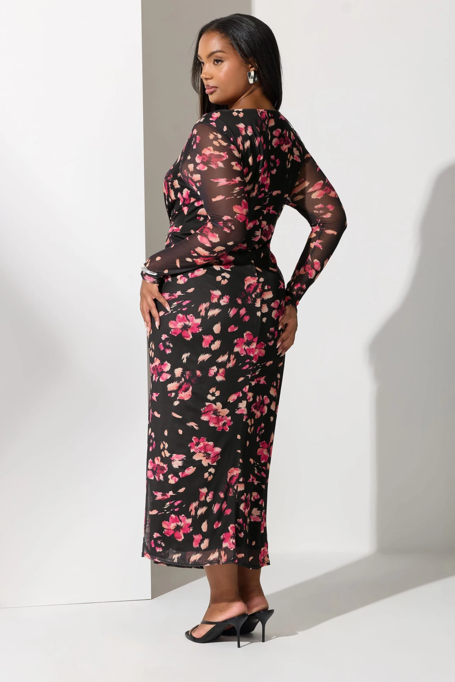 YOURS LONDON Curve Robe Longue Noire En Maille Fleurie Avec Nœud Latéral 5 YOURS LONDON Curve Robe Longue Noire En Maille Fleurie Avec Nœud Latéral – Image 3