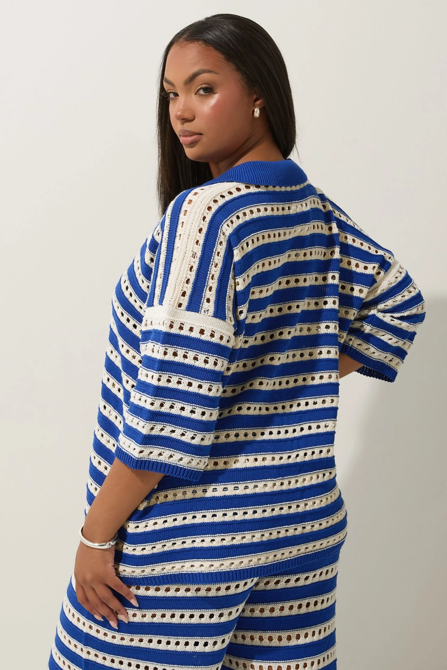 LIMITED COLLECTION - Chemisier Crème & Bleu Roi En Crochet 5 LIMITED COLLECTION - Chemisier Crème & Bleu Roi En Crochet – Image 3