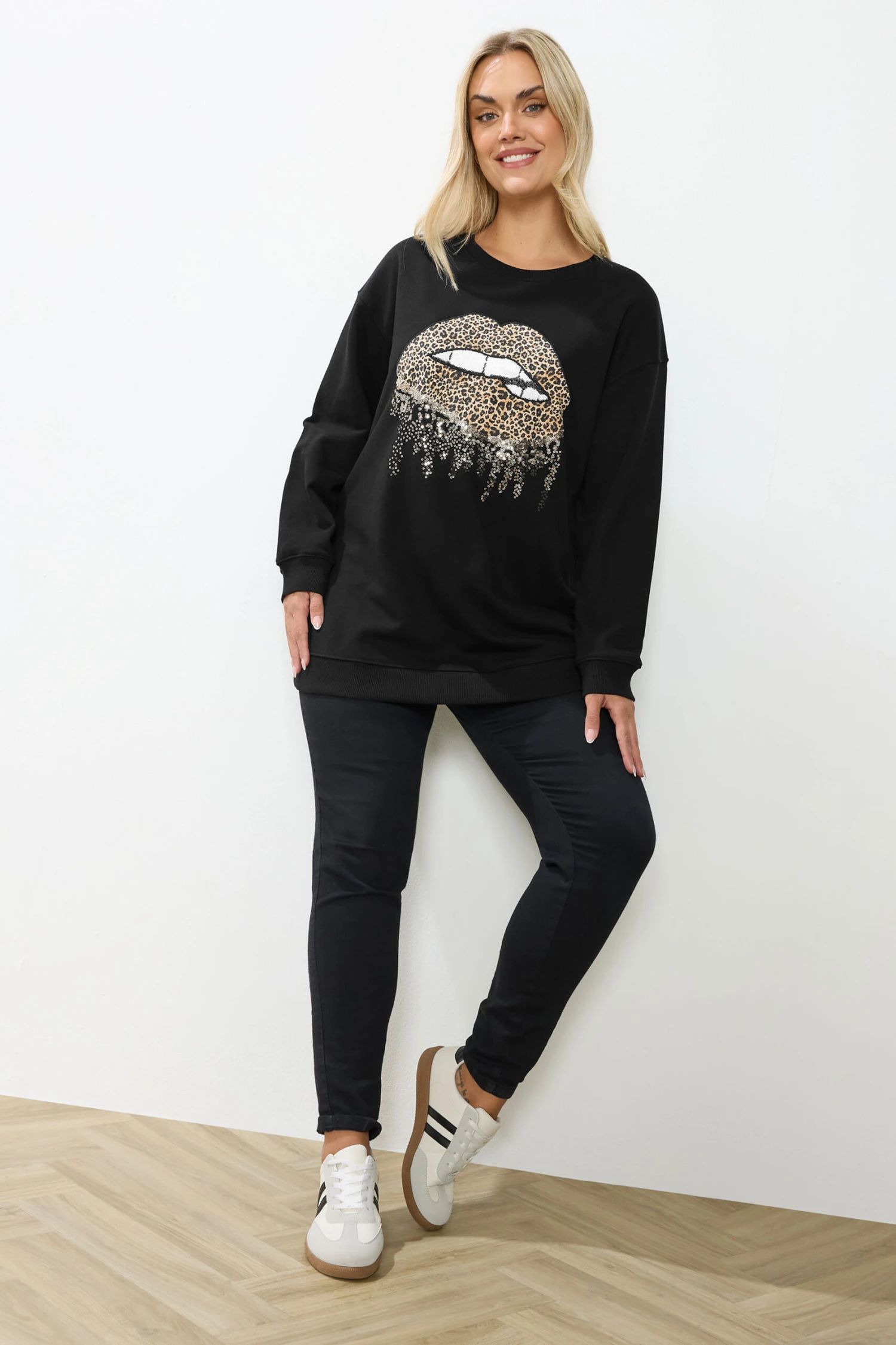 YOURS Curve Sweat-shirt Noir à Paillettes Et Lèvres Léopard 4 YOURS Curve Sweat-shirt Noir à Paillettes Et Lèvres Léopard – Image 2