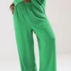 YOURS Curve Pantalon Large Vert YOURS Curve à Taille Nouée 2 YOURS Curve Pantalon Large Vert YOURS Curve à Taille Nouée -Evans Boutique cabce01d 9907 49 175242 A