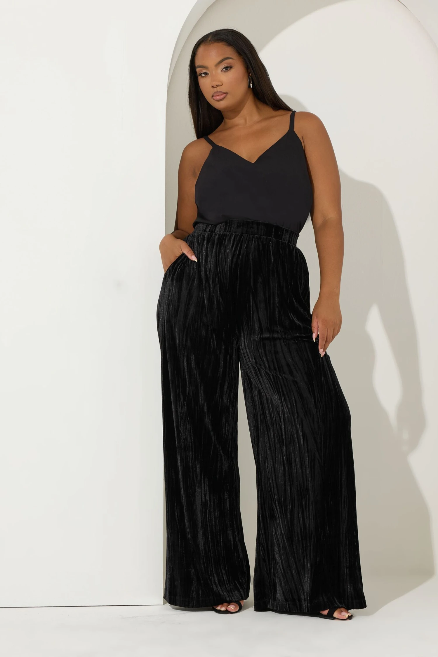 YOURS Curve Pantalon Large En Velours écrasé Noir 4 YOURS Curve Pantalon Large En Velours écrasé Noir – Image 2