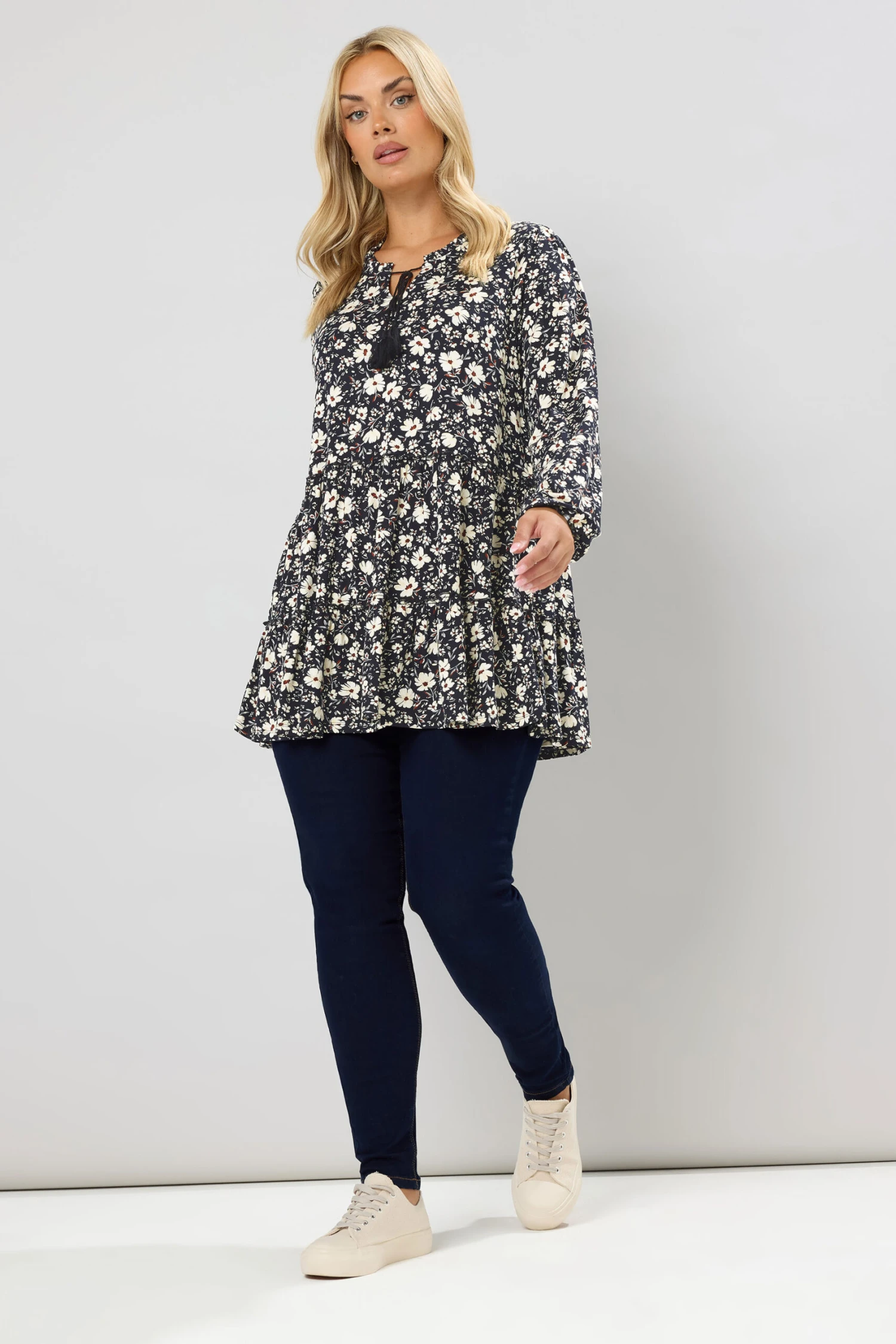 YOURS Curve Chemisier Noir à Volants Et Col Noué à Fleurs 5 YOURS Curve Chemisier Noir à Volants Et Col Noué à Fleurs – Image 3