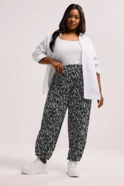 YOURS Curve Pantalon Sarouel à Revers En Ikat Noir -Evans Boutique ccbada1c fd06 44 304258 A