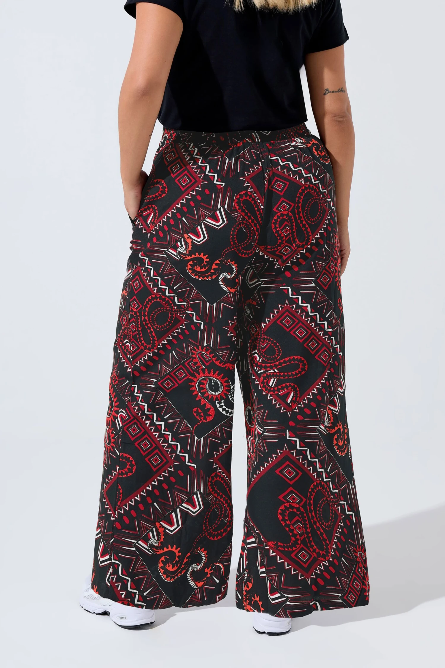 LIMITED COLLECTION Pantalon Large Curve Noir à Motif Serpent Aztèque 6 LIMITED COLLECTION Pantalon Large Curve Noir à Motif Serpent Aztèque – Image 4