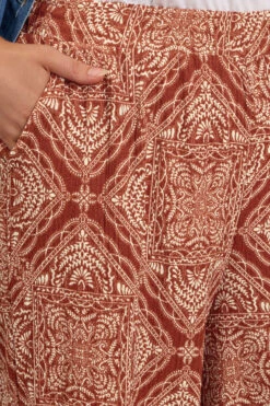 YOURS - Pantalon Large Froissé à Motif Cachemire Marron Rouille 10 YOURS - Pantalon Large Froissé à Motif Cachemire Marron Rouille -Evans Boutique ce1b26a9 187c 4e 310293 D