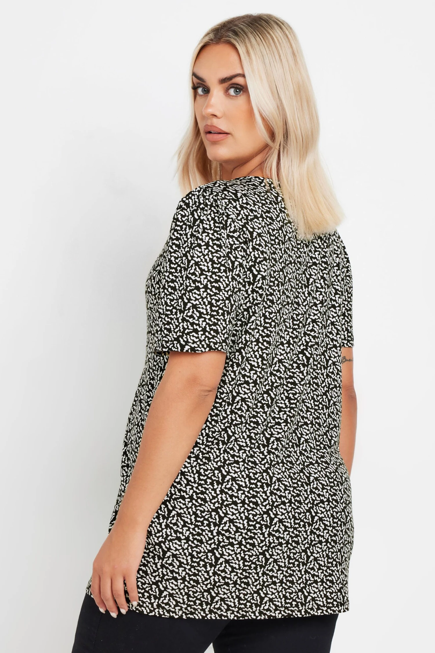 YOURS - Top Noir & Blanc Volanté Design Abstrait En Jersey 5 YOURS - Top Noir & Blanc Volanté Design Abstrait En Jersey – Image 3