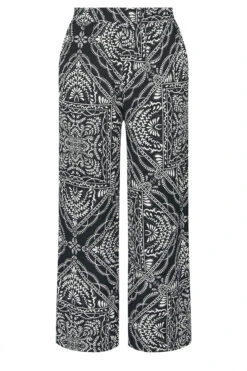 YOURS - Pantalon Large Texturé Noir à Imprimé Bandana 11 YOURS - Pantalon Large Texturé Noir à Imprimé Bandana -Evans Boutique cf47aeb4 820d 4d 310292 X