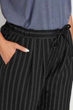 YOURS - Pantalon à Pince Noir Coupe Wide Leg -Evans Boutique d03cd9ef d2df 4b 140064 D