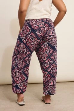 YOURS - Pantalon Sarouel Bleu Marine & Rose Paisley -Evans Boutique d35e1ef0 2990 4e 310144 C